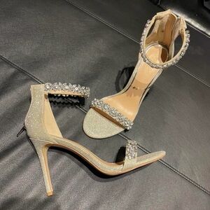 NWOT Jewel Ramira Metallic Shiny Crystal Floral Ankle Strap Rhinestone Embellish